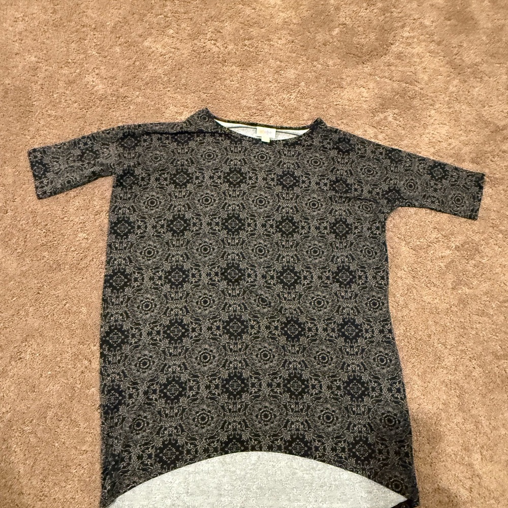 LuLaRoe Gray Short Sleeve Tee with Geometric Pattern